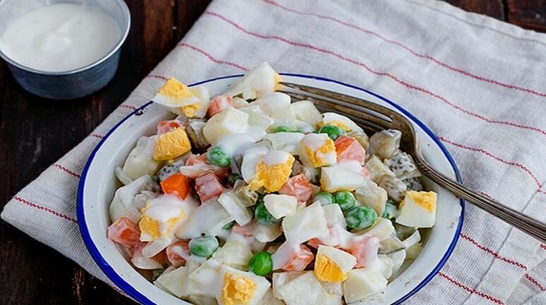 salad nga trong đĩa trắng để trên bàn