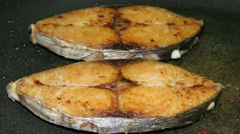 Bạn chiên cá đến khi có màu vàng như hình là được.
