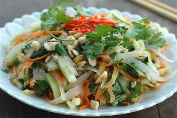 Cách làm nộm ức gà hành tây, giá đỗ chua chua, cay cay