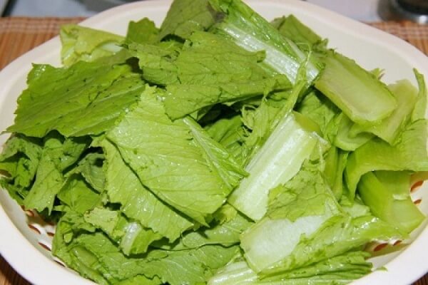 Cải bẹ xanh cắt khúc.