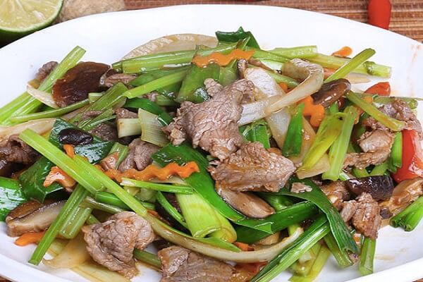 Cách xào rau cần với thịt bò cho bữa cơm ngon cuối tuần