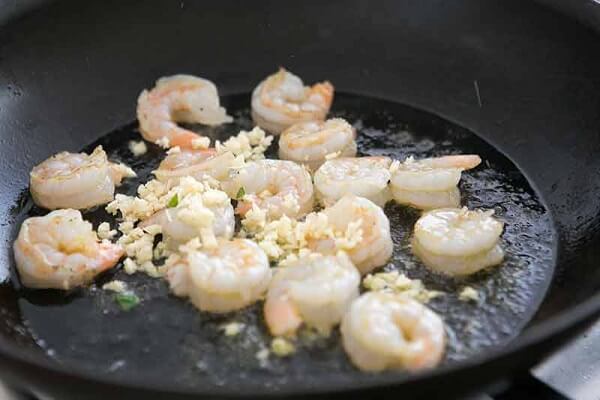 Lạ miệng và vẫn cực ngon với cơm chiên kiểu Nigieria 6