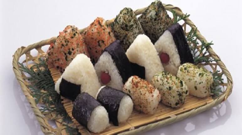 Món cơm nắm Nhật Bản được làm theo nhiều cách.