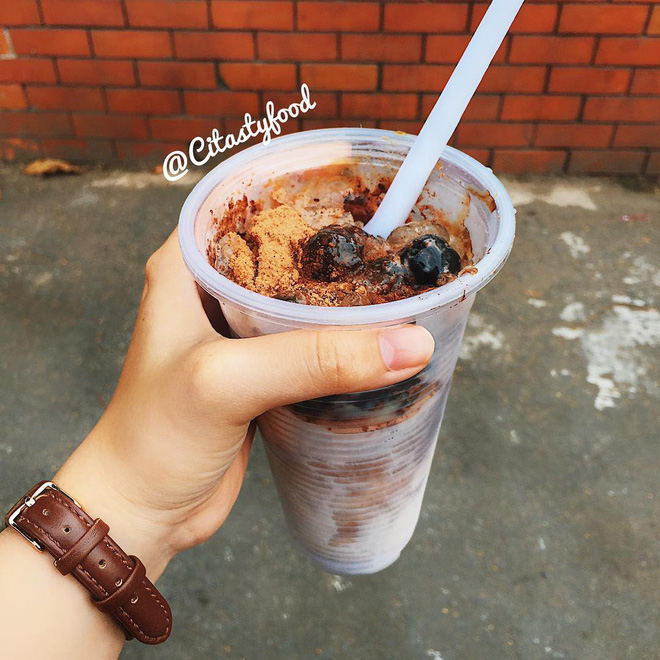 Vì là quán vỉa hè nên các cô chú đựng milo dầm vào trong ly nhựa. Ảnh @citastyfood, @tebefood.