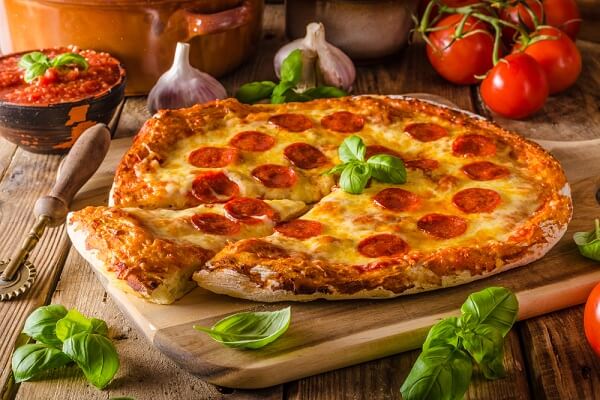 Vì sao pizza hình tròn để hộp vuông và cắt tam giác  VOV Du lịch  Trang  tin tức của Truyền hình VOVTV