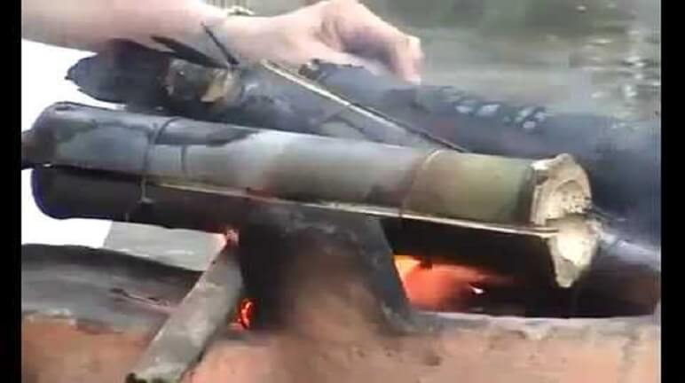Cá được bỏ vào ống tre nướng trên bếp than