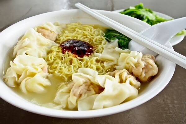 Với sủi cảo nước, bạn có thể dùng chung với mì hay hủ tiếu
