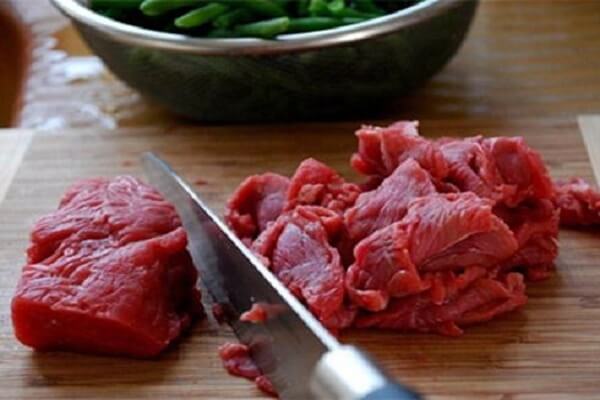 Thịt bò thái càng mỏng thì ăn sẽ càng mềm và ngon.