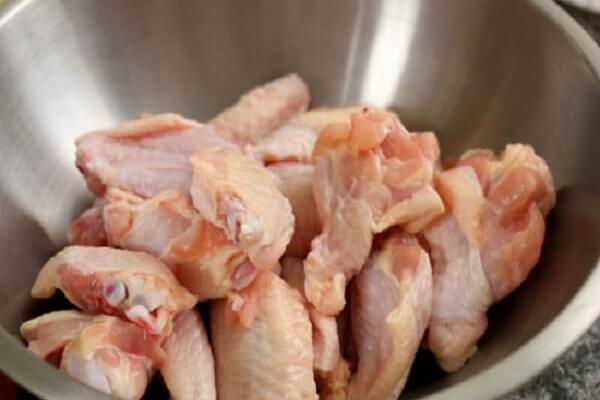 Thịt gà nên cắt nhỏ để dễ ăn.