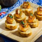Tôm cháy tỏi với bánh mì nướng ngon không thể cưỡng cho bạn đổi gió