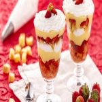 Đẹp mắt với cách làm bánh cốc kem dâu tây siêu dễ