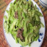 Thực hiện món bò xào khổ qua bằng cách xào thịt bò ngon mà đơn giản