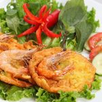 Trời lạnh, vào bếp làm món bánh tôm Hồ Tây giòn rụm đãi cả nhà nào!