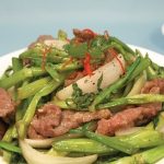 Cách nấu thịt bò xào rau cần đơn giản tiết kiệm thời gian