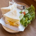 Cách làm sandwich trứng salad ngon, nhanh cho buổi sáng