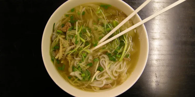 Phở bò cỡ vừa khoảng 350 đến 450 calo