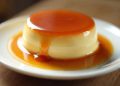 Bánh flan mịn với lớp caramel vàng óng trên đĩa trắng