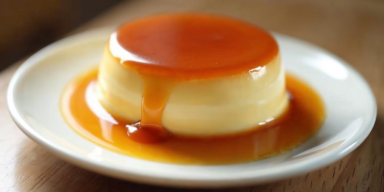 Bánh flan mịn với lớp caramel vàng óng trên đĩa trắng