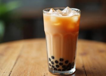 Ly trà sữa trân châu với trân châu đen dưới đáy và đá