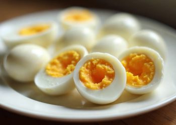 Đĩa trứng luộc, một quả cắt đôi lộ lòng đỏ lòng đào