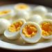 Đĩa trứng luộc, một quả cắt đôi lộ lòng đỏ lòng đào